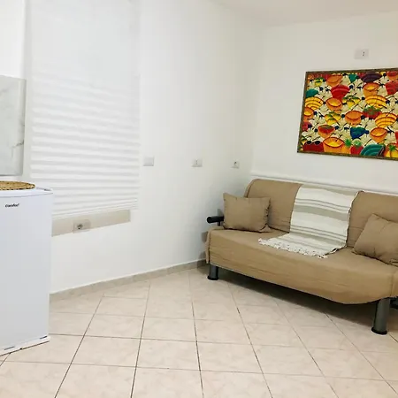 Isabel House בארי